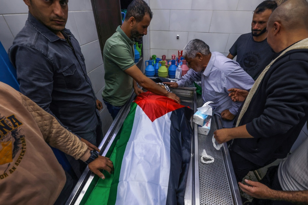 أقارب الفلسطيني محمد العصعوص يودعونه بعد مقتله في قصف إسرائيلي قرب بلدة قباطية في مدينة جنين في الضفة الغربية المحتلة في الخامس من تشرين الثاني/نوفمبر 2024 (أ ف ب)   
