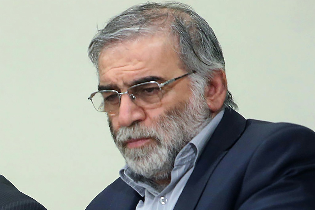 قُتل العالم النووي الإيراني محسن فخري زاده عندما تعرضت سيارته لكمين على طريق سريع خارج طهران في نوفمبر 2020، في هجوم ألقت إيران باللوم فيه على عدوها اللدود إسرائيل. (أ ف ب)   