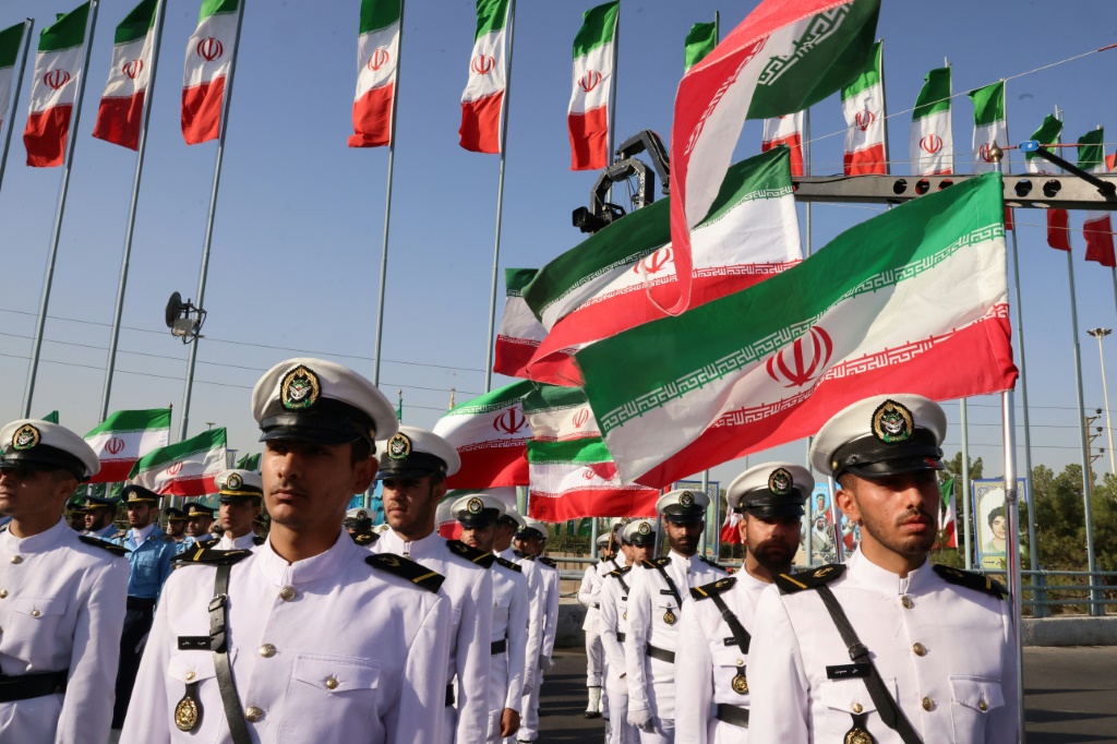 جنود إيرانيون خلال عرض عسكري في طهران بتاريخ 21 أيلول/سبتمبر 2024 (أ ف ب)   