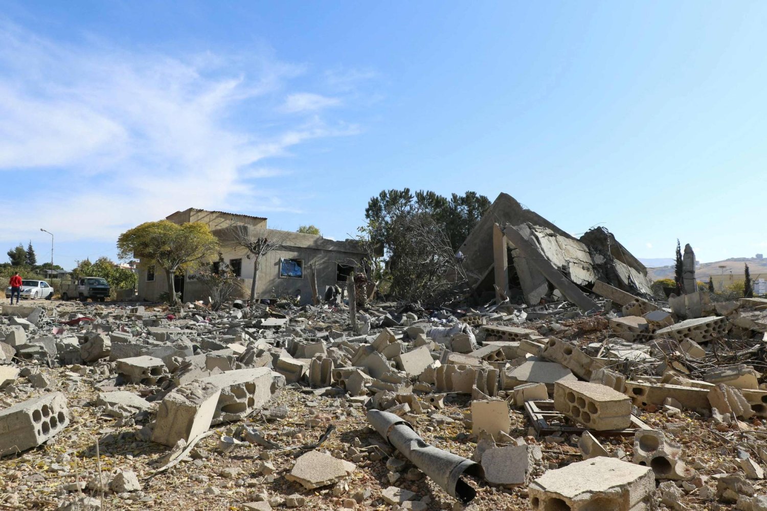 من موقع غارة إسرائيلية في قرية دوريس بقضاء بعلبك في سهل البقاع شرقي في 4 نوفمبر 2024 (أ.ف.ب)