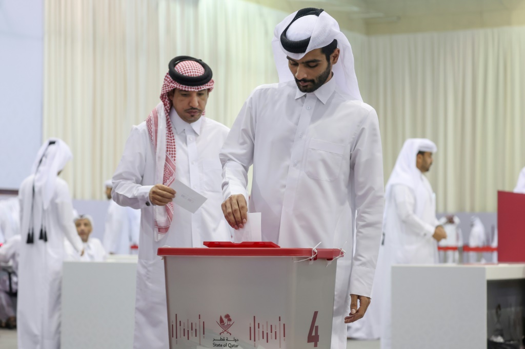 قطريون يدلون بأصواتهم في الدوحة في استفتاء على إلغاء انتخابات مجلس الشورى في الخامس من تشرين الثاني/نوفمبر 2024 (أ ف ب)   
