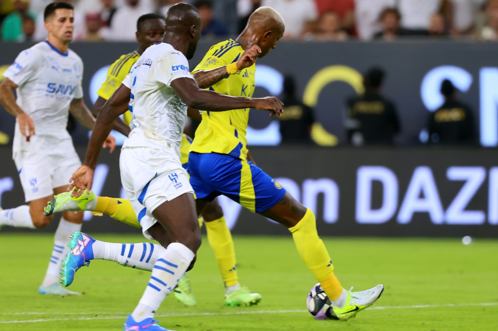 انتهت القمة الأخيرة بين الهلال والنصر بالتعادل 1-1 (أ ف ب)   