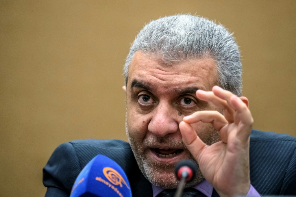 وزير العمل اللبناني مصطفى بيرم يتحدث في مؤتمر صحفي في جنيف (أ ف ب)   