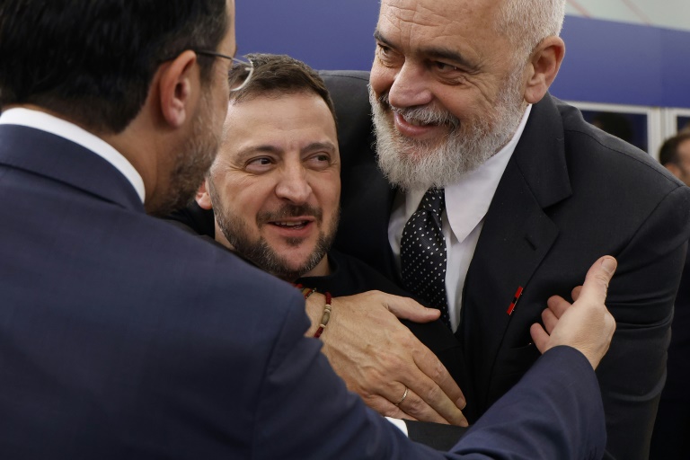 رئيس وزراء ألبانيا إيدي راما معانقا الرئيس الأوكراني فولوديمير زيلينسكي في السابع من تشرين الثاني/نوفمبر 2024 (ا ف ب)