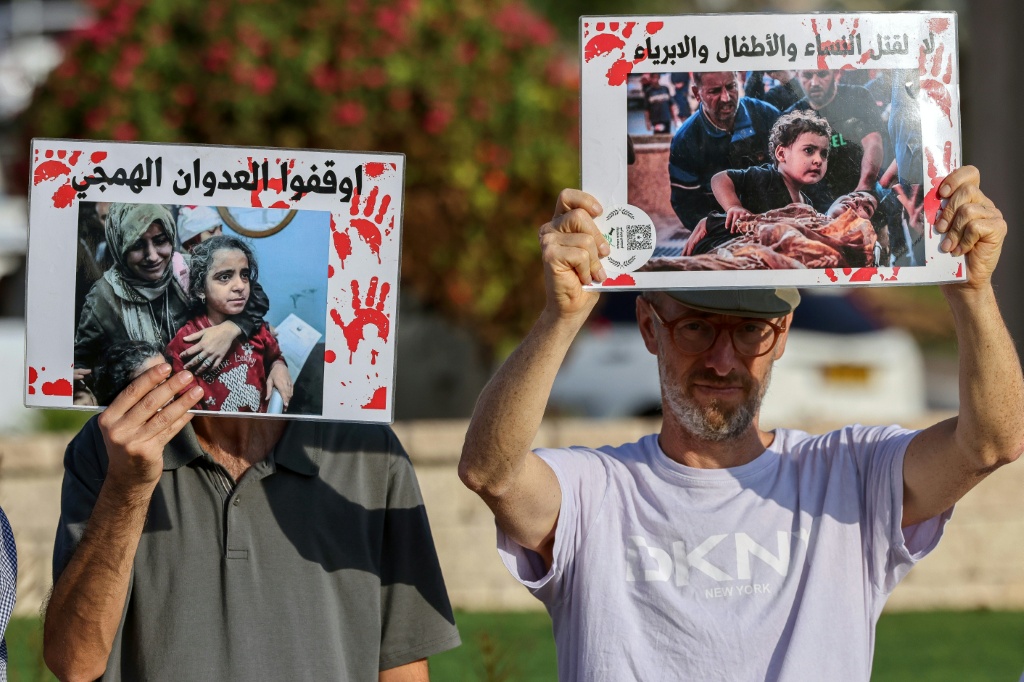    متظاهرون يحملون لافتات خلال احتجاج ضد الحرب في قطاع غزة، في مدينة أم الفحم العربية الإسرائيلية، في 9 تشرين الثاني/نوفمبر 2024 (أ ف ب)   