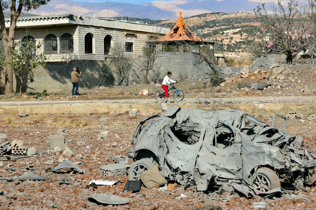 سيارة مدمرة ملقاة بين الأنقاض بعد يوم من الغارات الجوية الإسرائيلية التي استهدفت قرية كنيسة اللبنانية بالقرب من بعلبك في وادي البقاع الشرقي في لبنان (ا ف ب)   