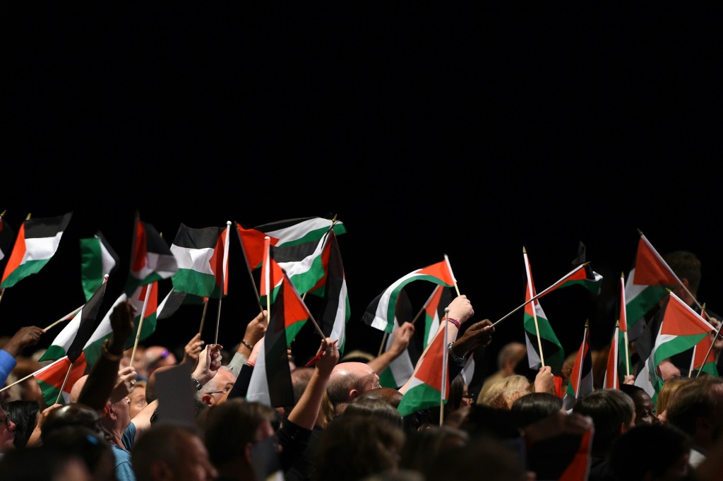 طالبت الوزارة، في بيان، المجتمع الدولي بضرورة التحرك لإجبار الاحتلال على عدم تنفيذ سياسة إشعال الحرائق في ساحة الصراع والمنطقة برمتها (أ ف ب)