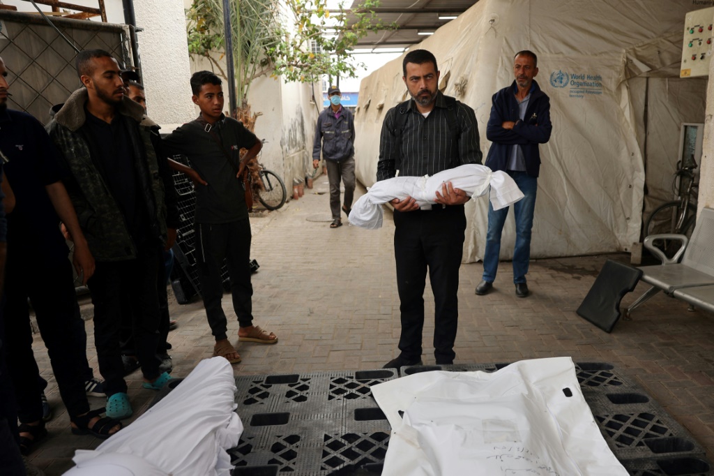 في حادث آخر، قتل فلسطيني وأصيب آخرون جراء قصف إسرائيلي استهدف محيط مسجد المجمع الإسلامي في حي الصبرة، جنوب مدينة غزة (أ ف ب)