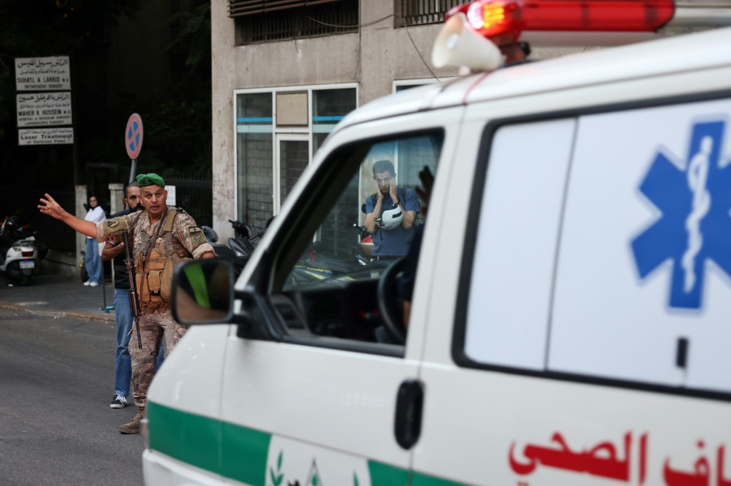 واستهدفت الغارة الفريق خلال قيامه بعمل ميداني إنقاذي في قرية كفر تبنيت بمحافظة النبطية، ولا يزال مسعفان مفقودان (أ ف ب)