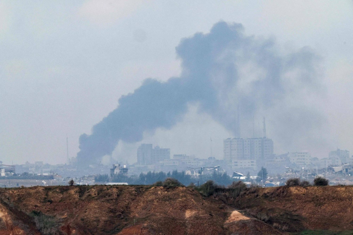 صورة التُقطت بالقرب من الحدود مع قطاع غزة تظهر الدخان يتصاعد عقب قصف إسرائيلي (أ.ف.ب)