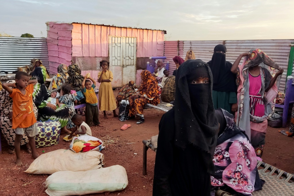 سودانيون فروا من العنف في ولاية الجزيرة يقفون بجوار متعلقاتهم الشخصية في ولاية القضارف في شرق البلاد في 2 تشرين الثاني/نوفمبر 2024 (أ ف ب)   