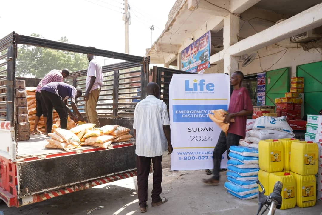 قدمت منظمة لايف للإغاثة والتنمية (لايف) للأسر في كسلا بالسودان مساعدات غذائية طارئة لأكثر من 1000 شخص متضرر من الصراع (الأمة برس)