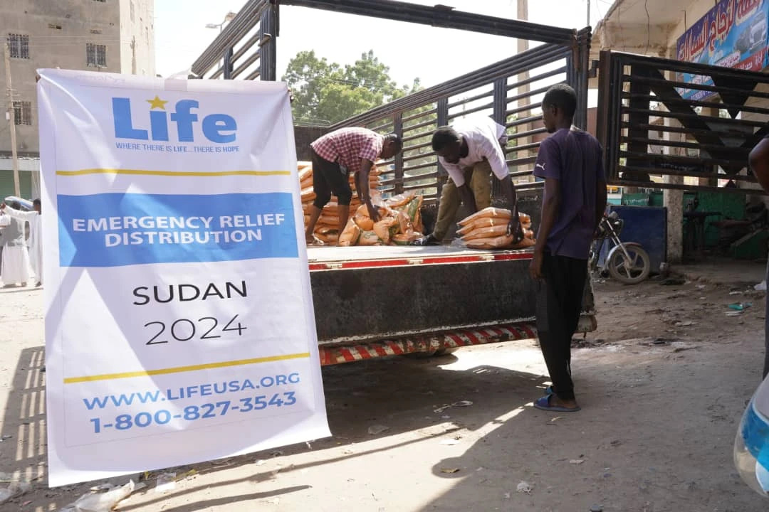 قدمت منظمة لايف للإغاثة والتنمية (لايف) للأسر في كسلا بالسودان مساعدات غذائية طارئة لأكثر من 1000 شخص متضرر من الصراع (الأمة برس)
