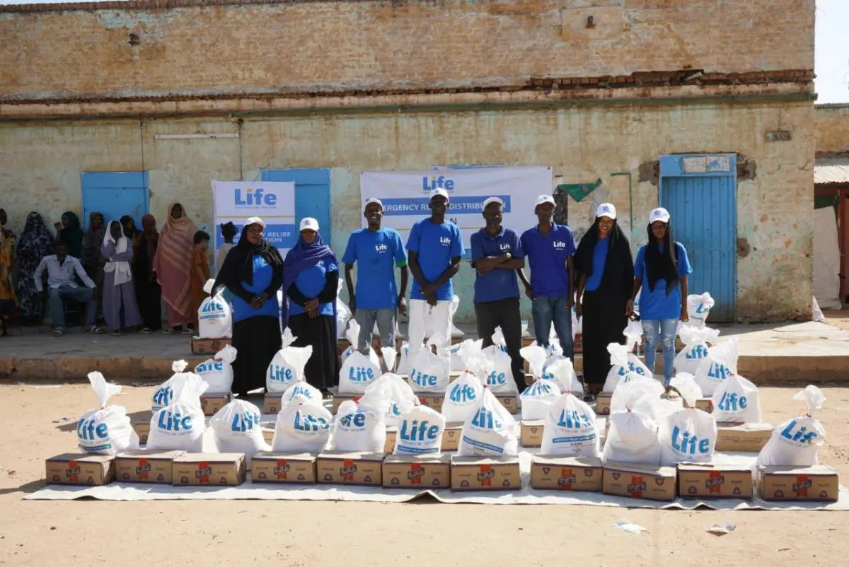 قدمت منظمة لايف للإغاثة والتنمية (لايف) للأسر في كسلا بالسودان مساعدات غذائية طارئة لأكثر من 1000 شخص متضرر من الصراع (الأمة برس)