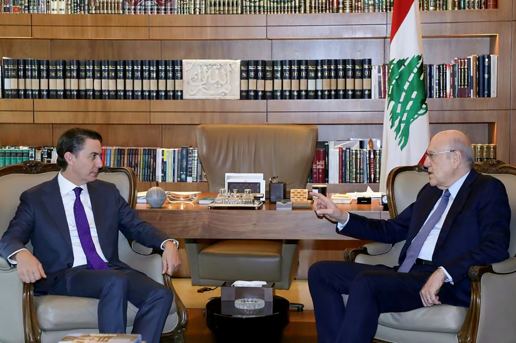    صورة وزعها المكتب الصحفي لرئيس الوزراء اللبناني تظهر لقاء رئيس الوزراء اللبناني نجيب ميقاتي مع المبعوث الأميركي الخاص آموس هوكشتاين في بيروت (أ ف ب)   