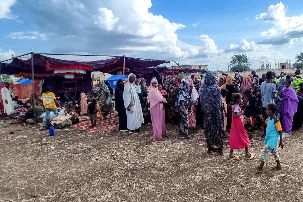 سودانيون فروا من عمليات القتال في ولاية الجزيرة يصلون إلى مخيم للنازحين في القضارف السودانية بتاريخ 31 تشرين الاول/أكتوبر 2024 (أ ف ب)   