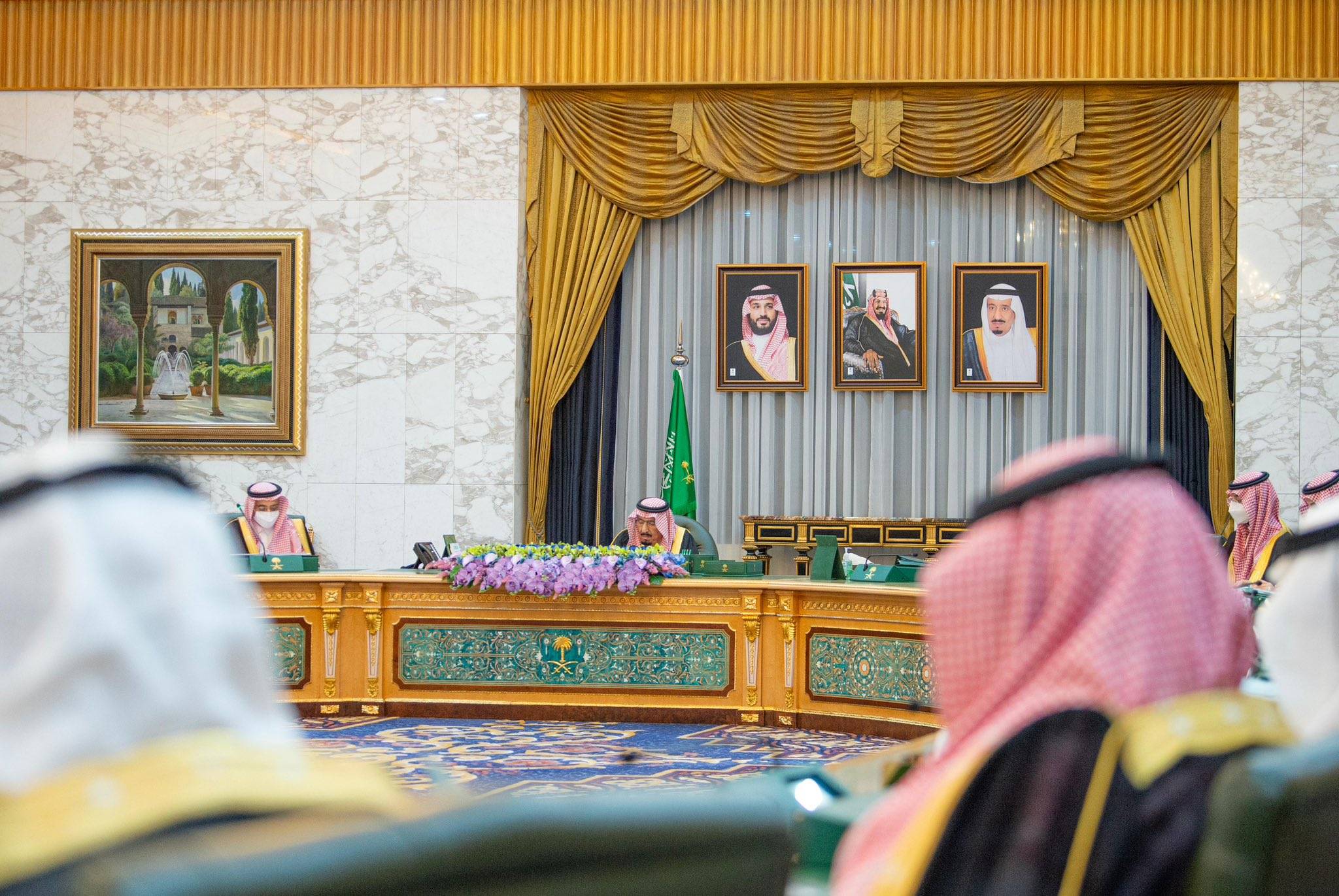 خادم الحرمين الشريفين الملك سلمان بن عبد العزيز مترئساً جلسة مجلس الوزراء التي عقدت في الرياض (واس)