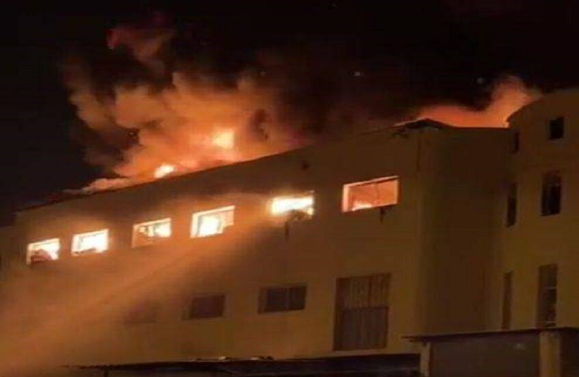المغرب.. حريق هائل يلتهم وحدة لصناعة النسيج في مدينة طنجة شمال البلاد- مصدر الصورة (وسائل إعلام مغربية)