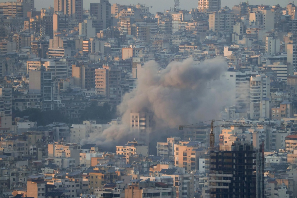 دخان يتصاعد بعد غارة اسرائيلية على احدى مناطق ضاحية بيروت الجنوبية في 21 تشرين الثاني/نوفمبر 2024 (أ ف ب)   