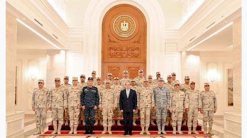 الرئيس السيسي مع قادة الجيش المصري (الرئاسة المصرية)
