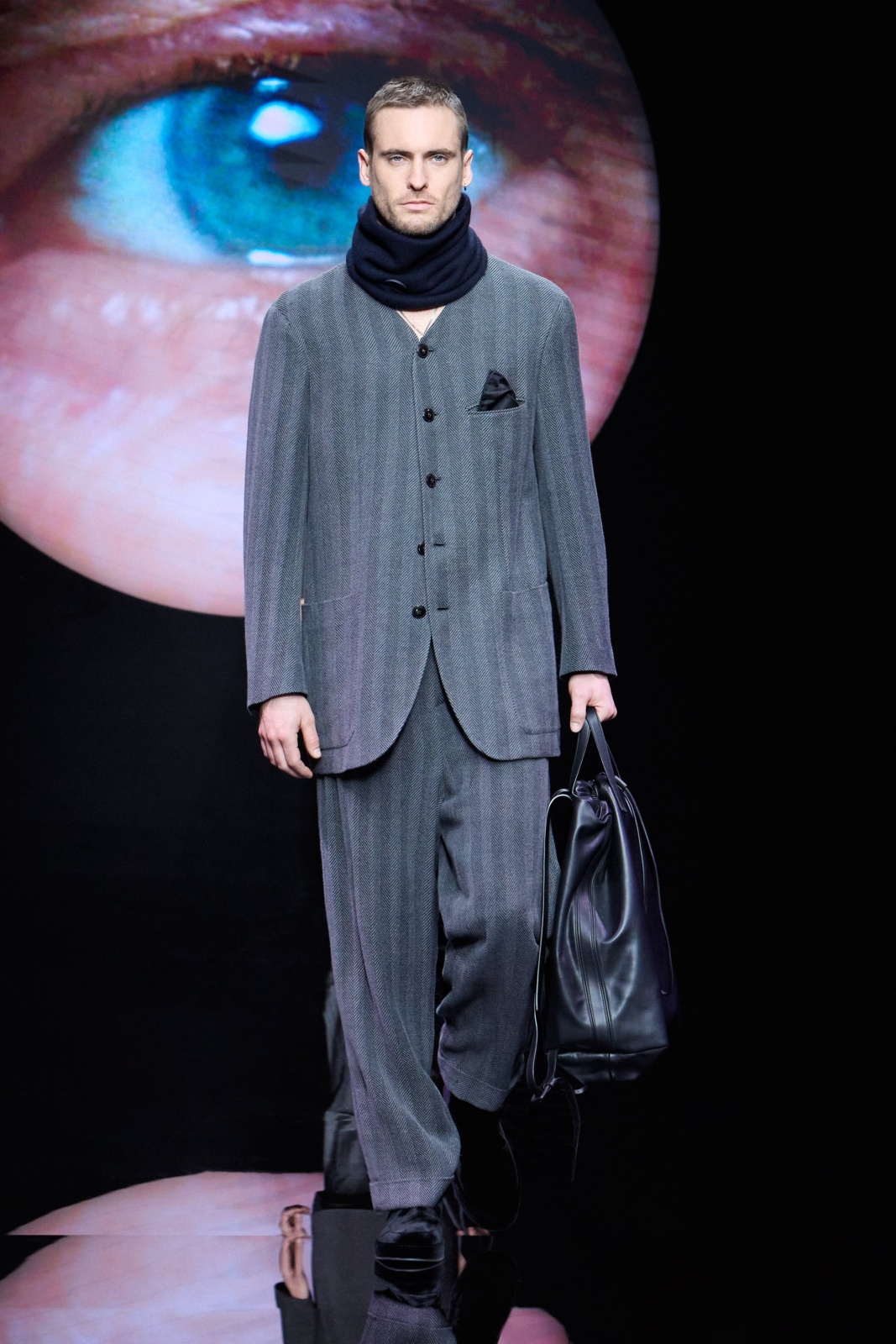 سترة لافتة من دون ياقة تتماهى مع سروال من القماش ذاته من علامة Giorgio Armani - المصدر: Giorgio Armani