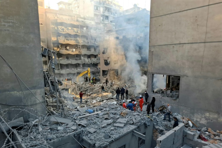 جانب مما خلفته الغارة الاسرائيلية العنيفة على مبنى في منطقة البسطة في قلب بيروت فجر 23 تشرين الثاني/نوفمبر 2024 (أ ف ب)