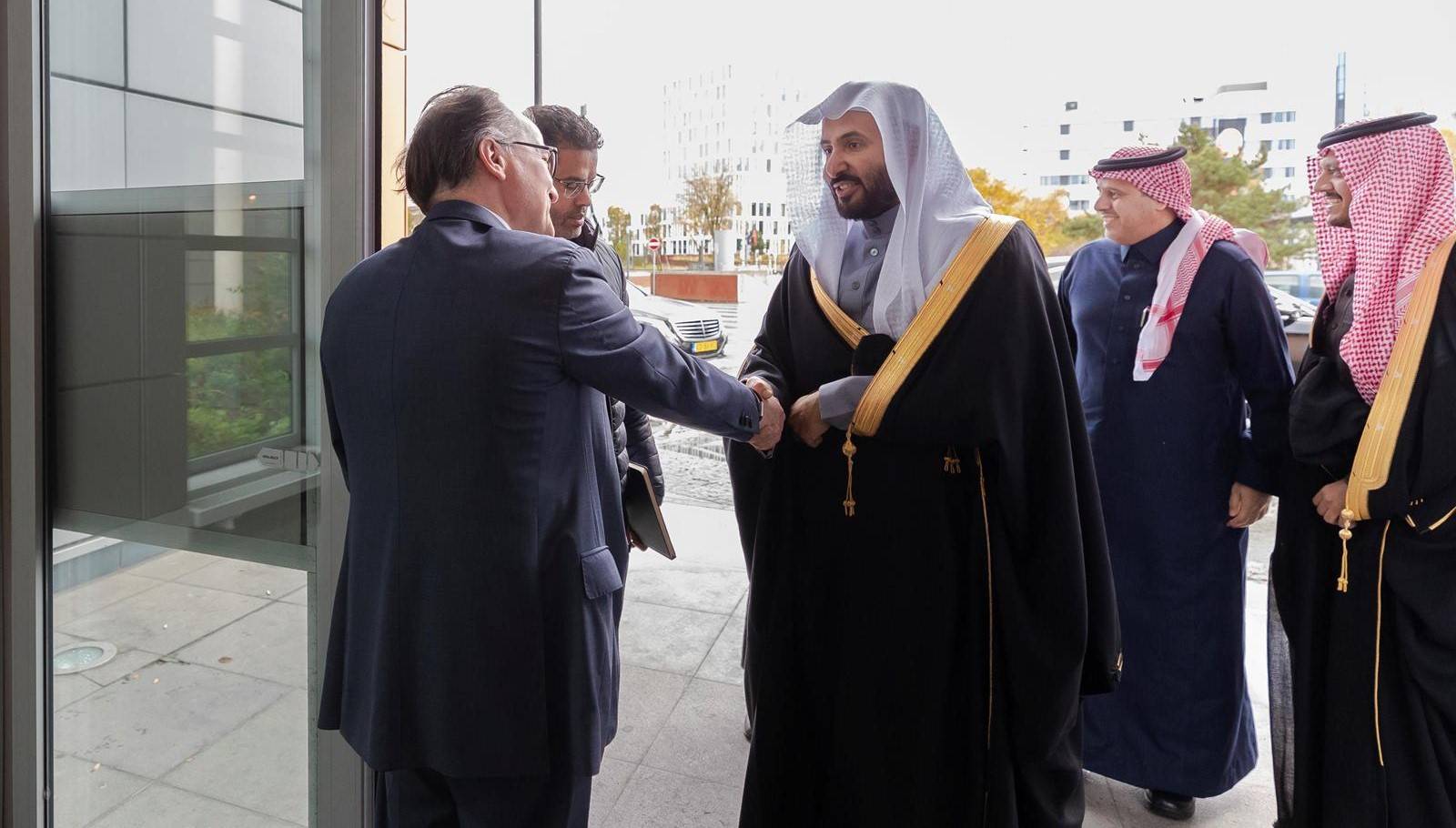 د. وليد الصمعاني خلال لقائه برناسكوني لدى صوله مقر مؤتمر لاهاي للقانون الدولي الخاص (واس)