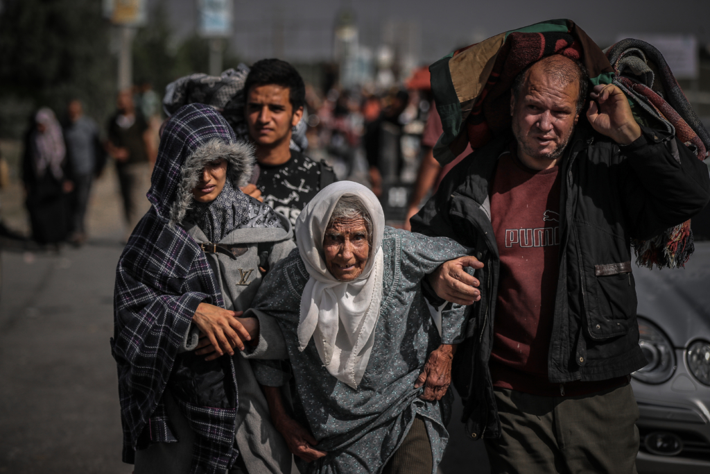 نزوح آلاف الفلسطينيين لجنوب غزة (الأناضول)