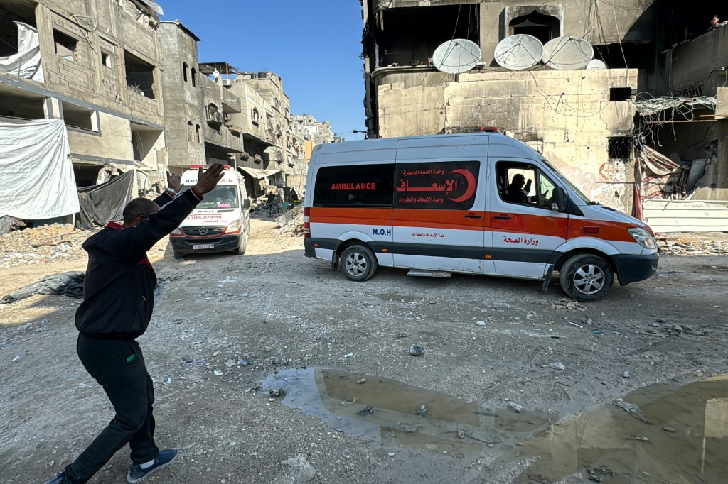 فلسطيني يؤشر إلى سيارات إسعاف تنقل ضحايا قصف إلى مستشفى كمال عدوان في بيت لاهيا في شمال قطاع غزة في 23 تشرين الثاني/نوفمبر 2024 (أ ف ب)   