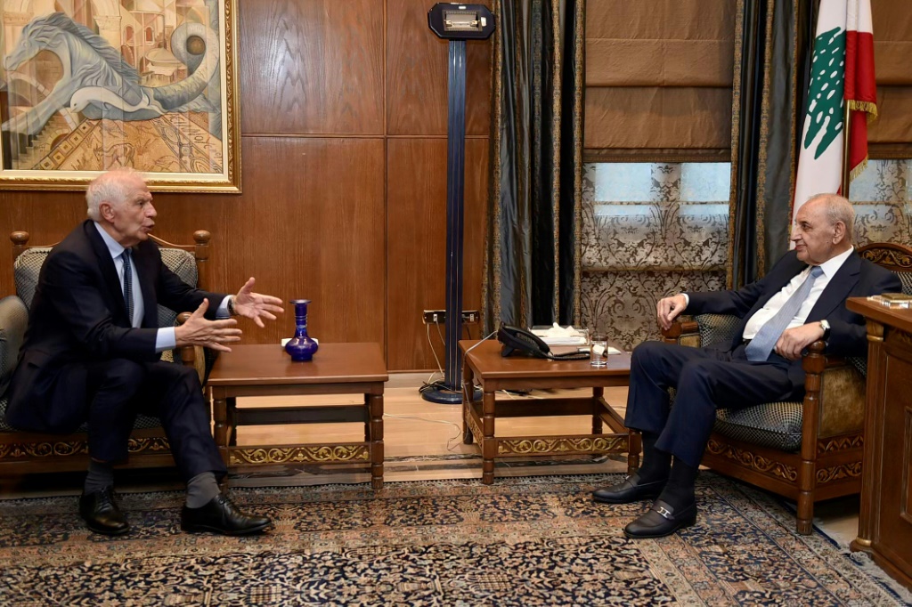 التقى رئيس مجلس النواب اللبناني نبيه بري في بيروت اليوم الأحد الممثل الأعلى للسياسة الخارجية في الاتحاد الأوروبي جوزيب بوريل. (أ ف ب)   