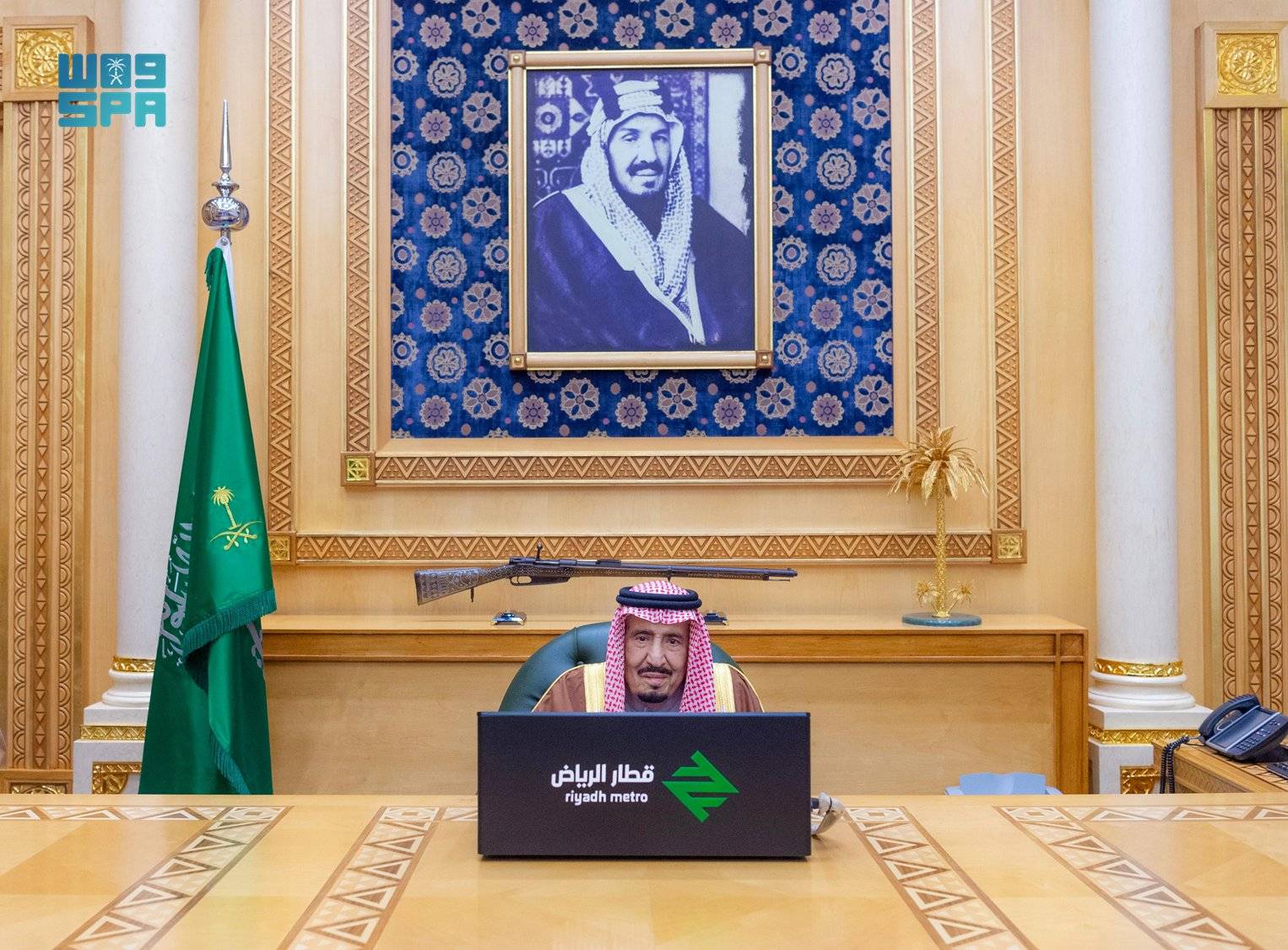 خادم الحرمين الشريفين يشاهد فيلماً تعريفياً عن مشروع «قطار الرياض» (واس)