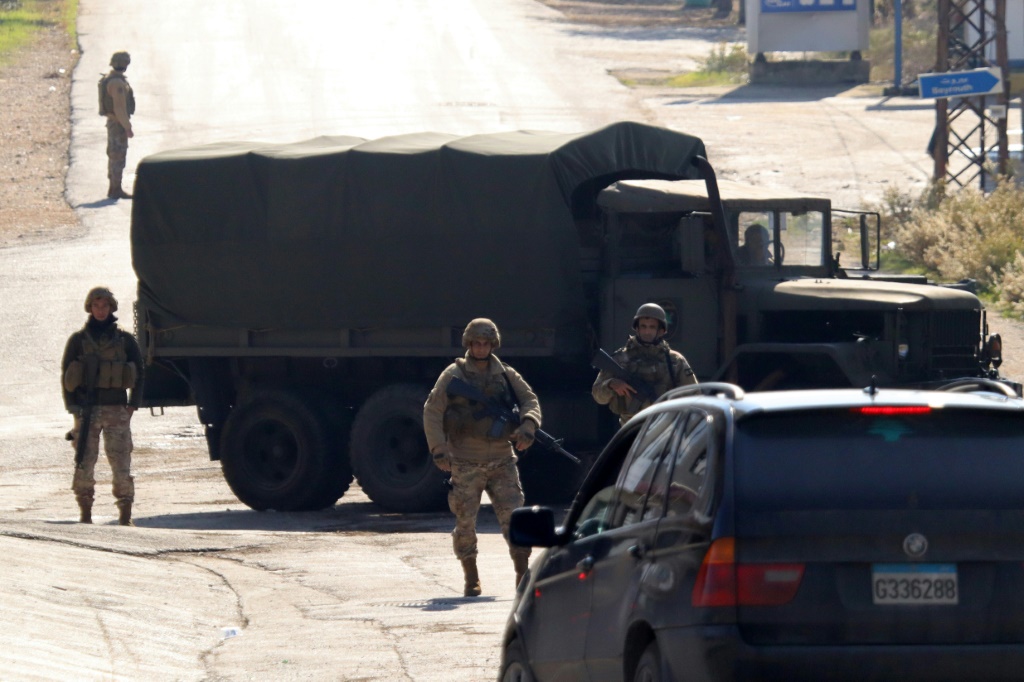 عناصر من الجيش اللبناني على حاجز يستخدمون آلية عسكرية لقطع طريق في منطقة مرجعيون في جنوب لبنان (أ ف ب)