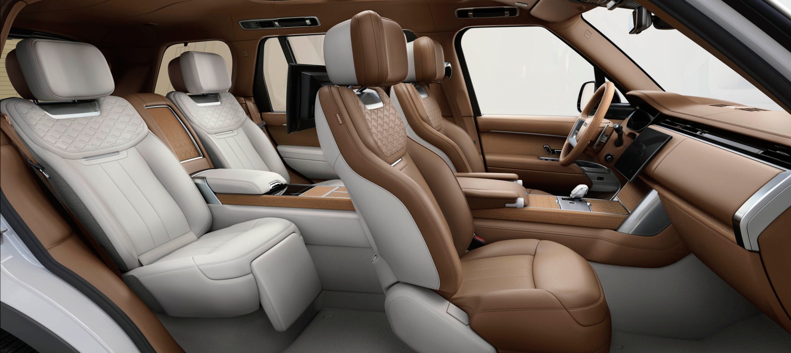 حضور واضح للتفاصيل المصنوعة من المعدن الأنيق أو الخشب الراقي - المصدر: Range Rover 