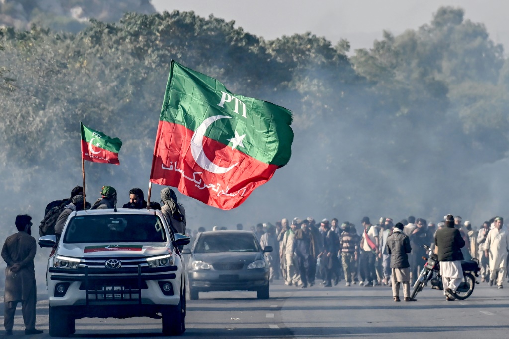أدى أنصار رئيس الوزراء السابق عمران خان إلى شلل تام في إسلام آباد في وقت سابق من هذا الأسبوع (ا ف ب)   