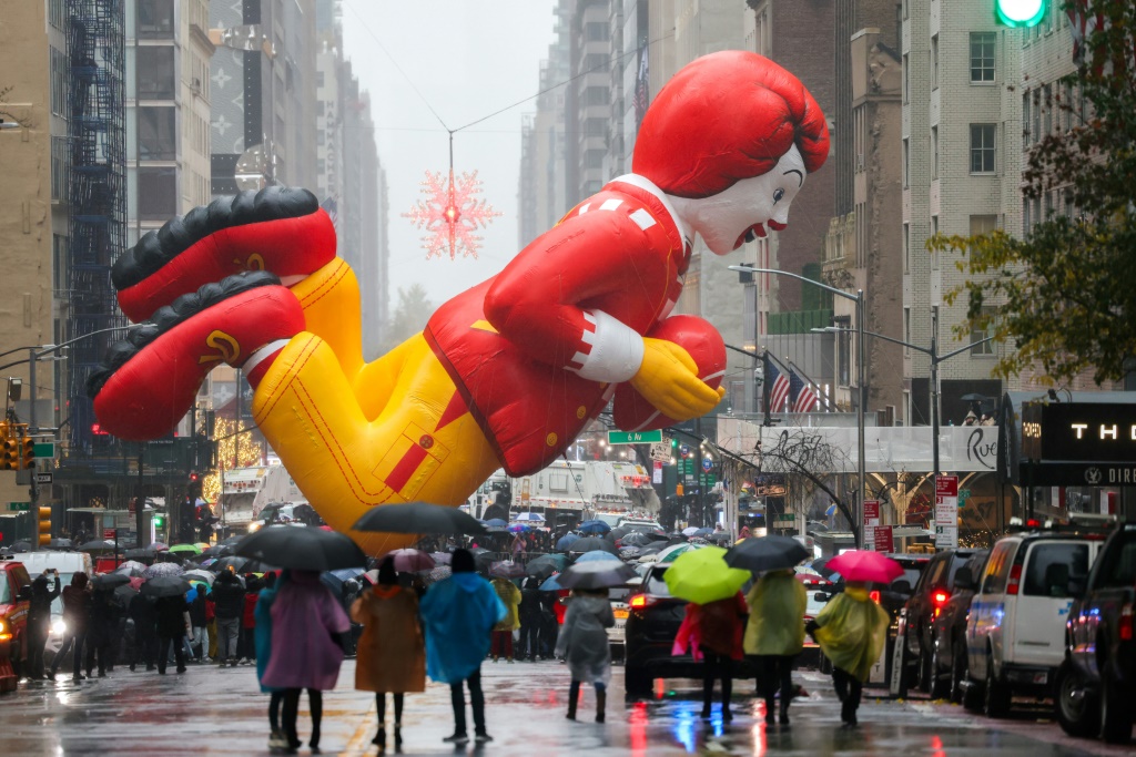    بالون رونالد ماكدونالد يطفو خلال عرض عيد الشكر السنوي لشركة Macy's في نيويورك (ا ف ب)   