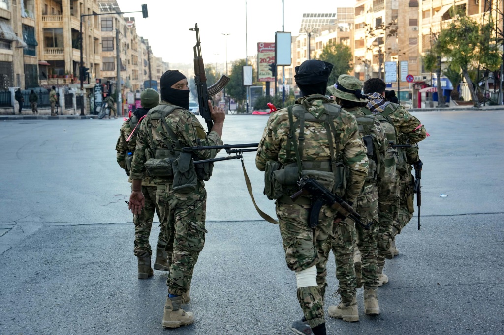 المرشح الرئاسي في رومانيا كالين جورجيسكو يدلي بصوته في الانتخابات التشريعية في الأول من كانون الأول/ديسمبر 2024 (أ ف ب)   