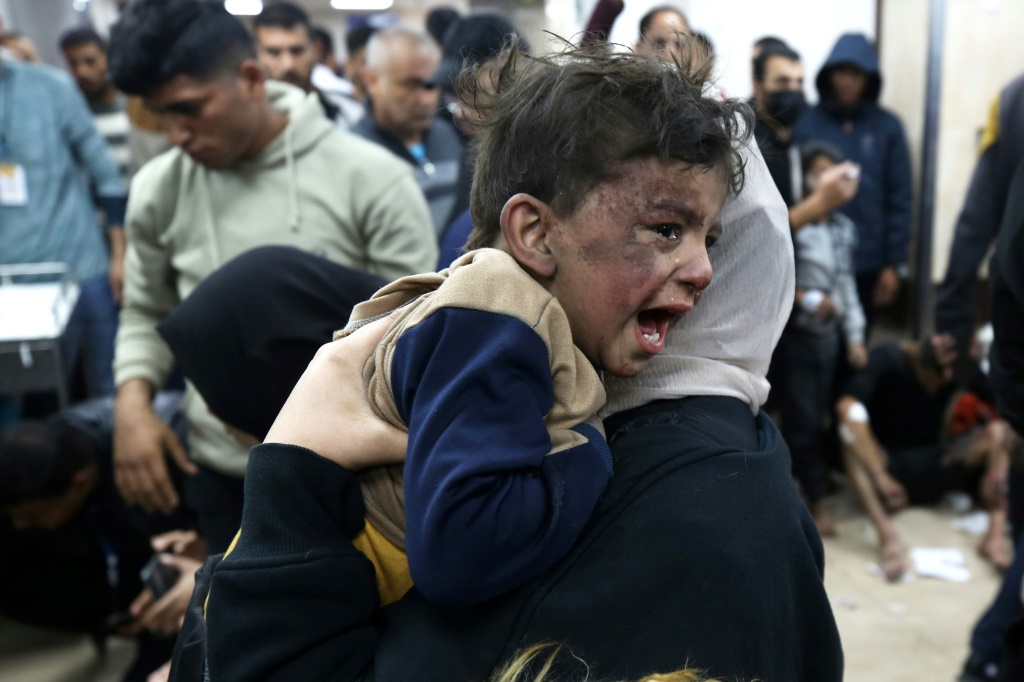 أفادت مصادر طبية بأن فلسطينيين استشهدا وأصيب 3 آخرون بقصف إسرائيلي استهدف حي الزيتون جنوبي شرق مدينة غزة  (أ ف ب)