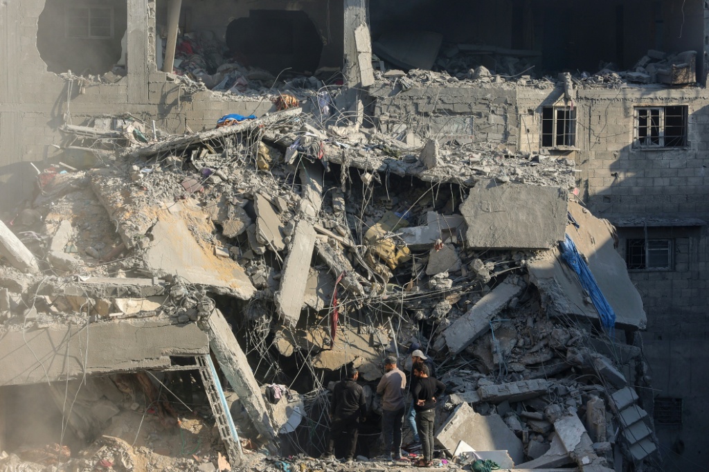 لفتت الصحيفة البريطانية الانتباه إلى أن بدء هجوم المعارضة السورية على حلب تم يوم الأربعاء المنصرم وهو يوم وقف إطلاق النار بين حزب الله وإسرائيل (أ ف ب)