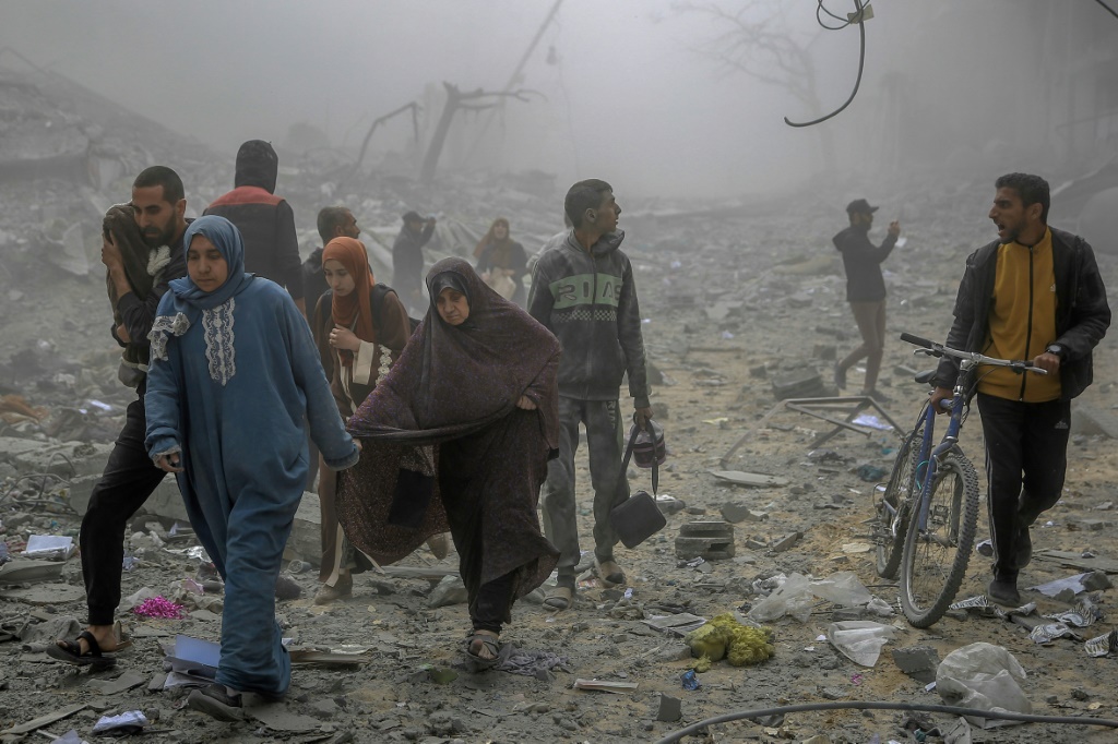 أفادت مصادر طبية باستشهاد فلسطينيين اثنين وإصابة عدد آخر في غارة للكيان الإسرائيلي استهدفت منزلا في جباليا البلد شمالي قطاع (أ ف ب)