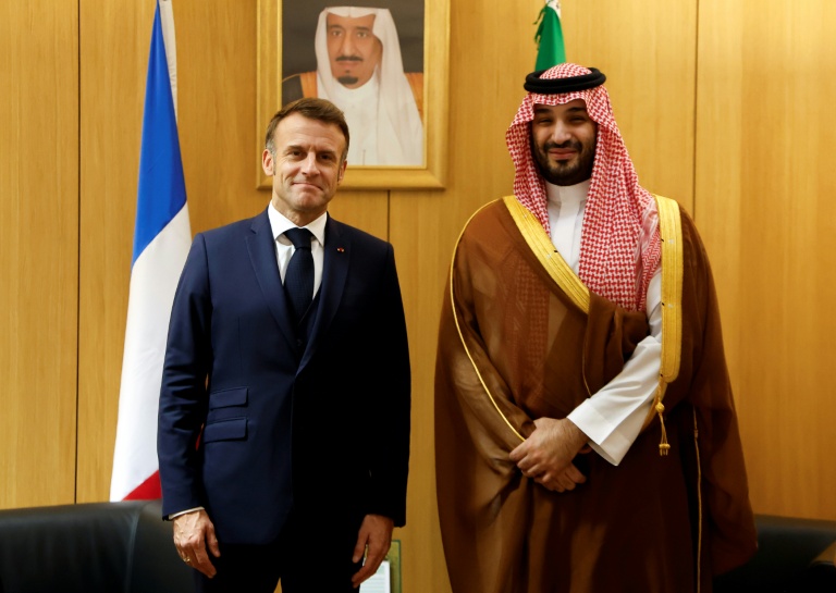 الرئيس الفرنسي إيمانويل ماكرون مع ولي العهد السعودي الأمير محمد بن سلمان في لقاء على هامش قمة الاتحاد الأوروبي ومجلس التعاون الخليجي في بروكسل في 16 تشرين الأول/أكتوبر 2024 (أ ف ب)