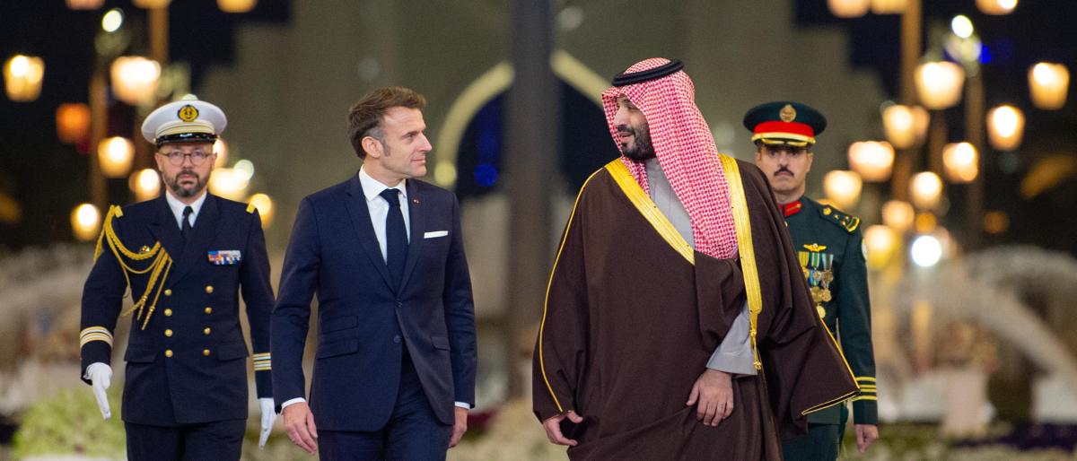 ولي العهد رئيس الوزراء السعودي مستقبلاً ماكرون (واس)