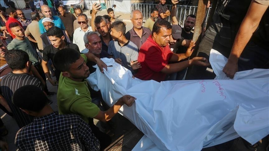 غزة تباد.. إسرائيل تقتل 7 فلسطينيين وتنسف مباني في بيت لاهيا ورفح (الأناضول)