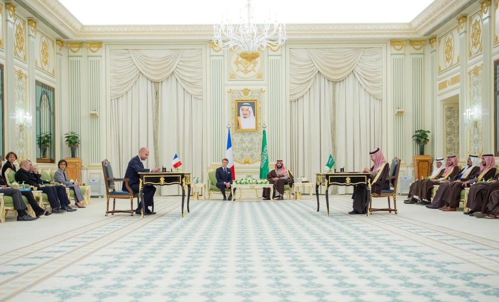 جانب من مراسم التوقيع بحضور ولي العهد السعودي والرئيس الفرنسي (واس)