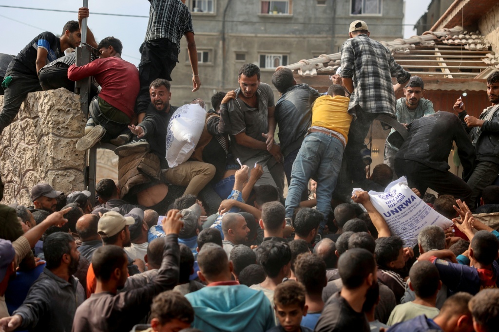    يواجه الفلسطينيون في غزة نقصًا هائلاً في الدقيق والخبز (أ ف ب)   