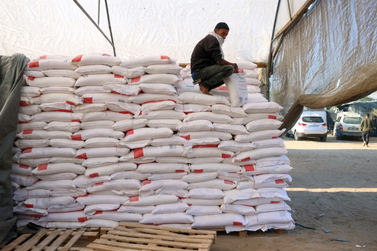 عامل فلسطيني في مركز للأونروا لتوزيع الطحين في خان يونس في جنوب قطع غزة في الثالث من كانون الأول/ديسمبر 2024 (أ ف ب)