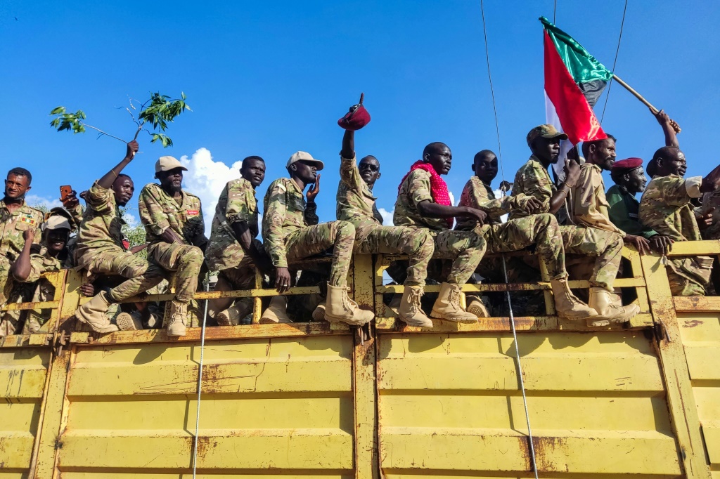 شاحنة تنقل مسلحين مرتبطين بالجيش السوداني في مدينة القضارف في السودان بتاريخ 11 تشرين الثاني/نوفمبر 2024 (أ ف ب)   