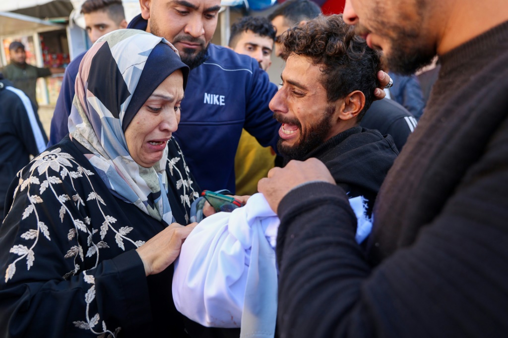 امرأة تبكي على طفل يبلغ من العمر عامين قُتل في غارة إسرائيلية على غزة الخميس (أ ف ب)   