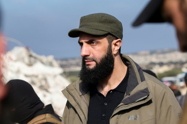 زعيم هيئة تحرير الشام أبو محمد الجولاني يتفقد الأضرار الناجمة عن زلزال في بلدة بسنيا في محافظة إدلب في جنوب غرب سوريا عند الحدود مع تركيا في السابع من شباط/فبرير 2023 (أ ف ب)
