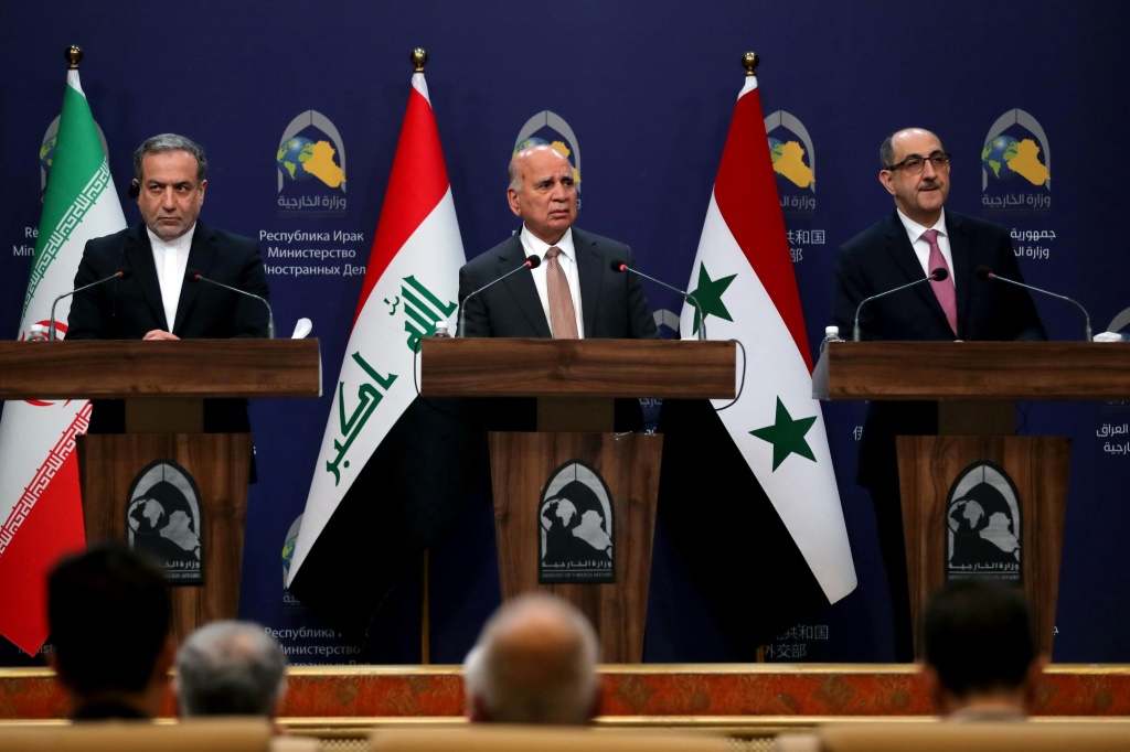 من اليمين إلى اليسار: وزير الخارجية السوري بسام الصباغ ونظيره العراقي فؤاد حسين ونظيره الإيراني عباس عراقجي، خلال مؤتمر صحافي في بغداد في السادس من كانون الأول/ديسمبر 2024 (أ ف ب)   