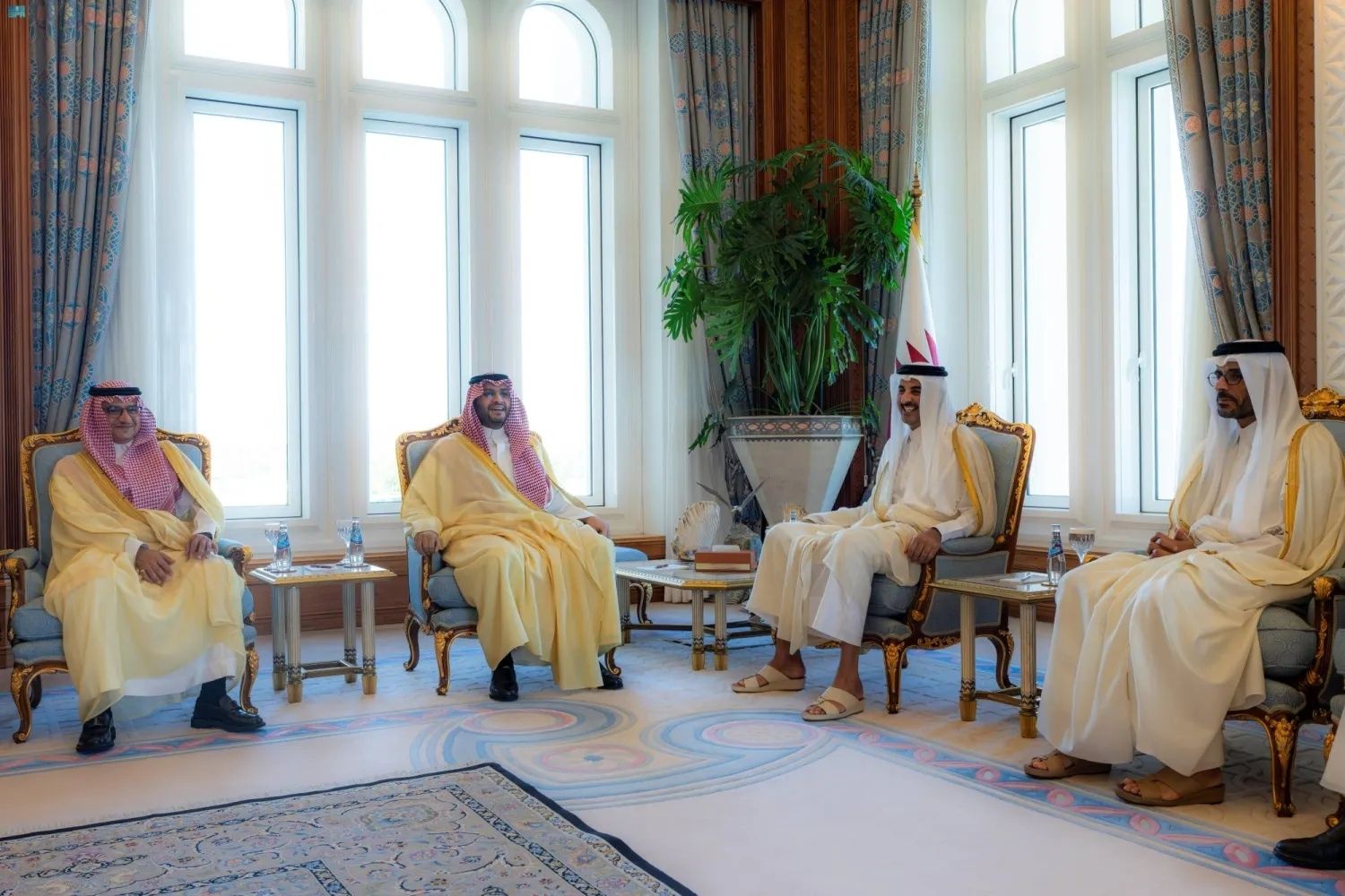 أمير قطر خلال استقباله الأمير تركي بن محمد بن فهد (واس)